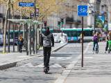 Une trottinette lectrique roule en ville sur une piste cyclable