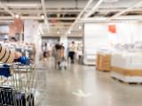 Une femme fait des courses dans un magasin.