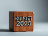 Un cube en bois avec inscrit Budget 2025.