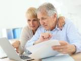 Un couple de seniors regarde des documents.